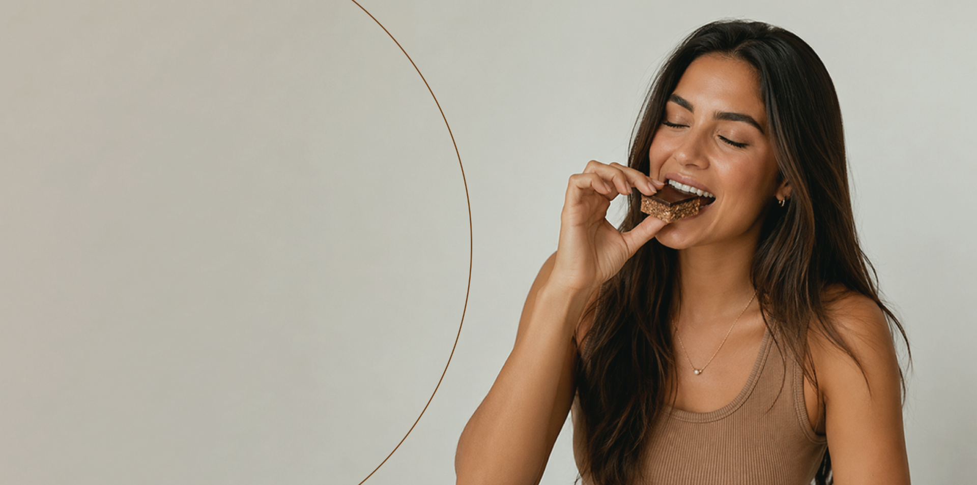 Nutricionista feliz saboreando um docinho Manduí